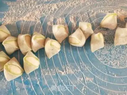 Make Double-coloured celery dumplings step 5