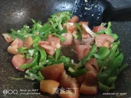 Make Pepper tomato fried eggs step 4