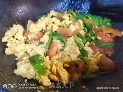Make Pepper tomato fried eggs step 6