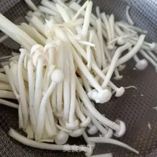 Make Spray peppers and white mushrooms step 0