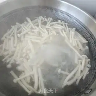Make Spray peppers and white mushrooms step 1