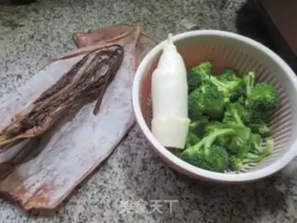 Make The white squid fire the broccoli step 0