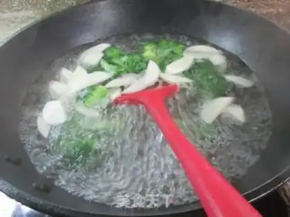 Make The white squid fire the broccoli step 5