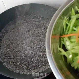 Make Eggs fried beans step 3