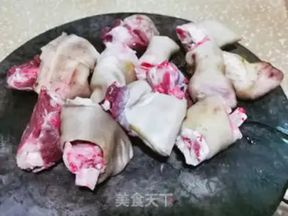 Make Roach-cooked goat hoof step 0