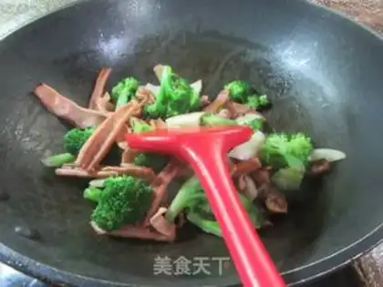 Make The white squid fire the broccoli step 7