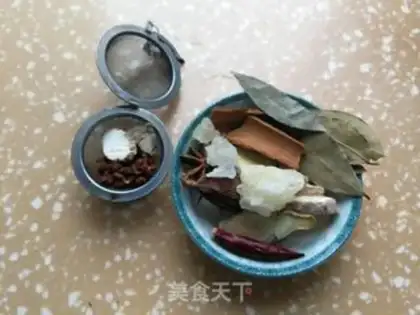 Make Roach-cooked goat hoof step 2