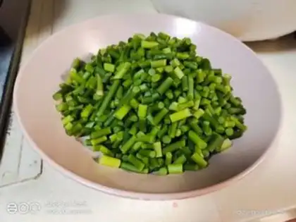 Make Garlic fried eggs step 1