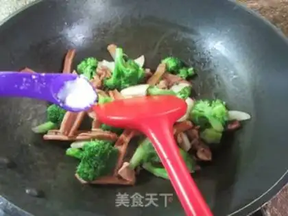 Make The white squid fire the broccoli step 8