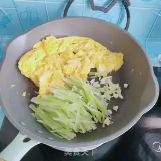 Make Scrambled eggs step 4