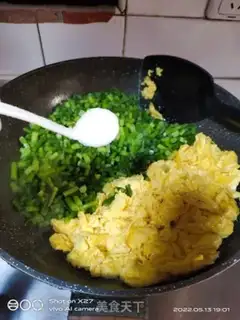 Make Garlic fried eggs step 4