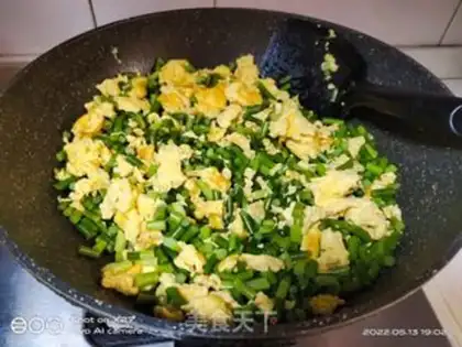 Make Garlic fried eggs step 5