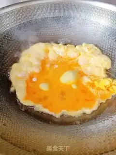 Make cucumber fried eggs step 2