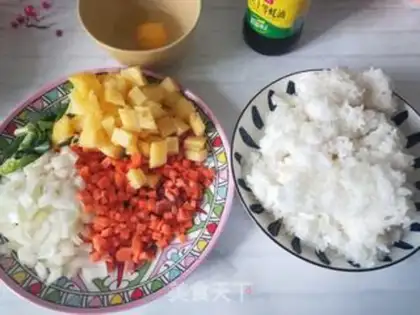 Make Pineapple rice step 1