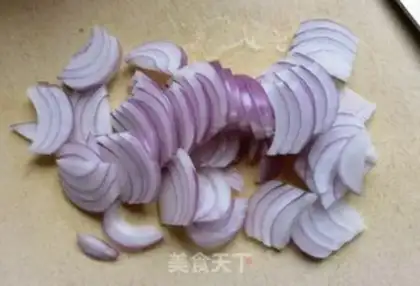 Make Onion with red oil step 4