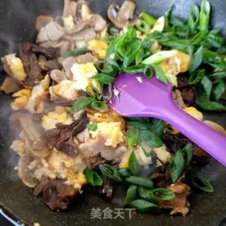 Make Eggs and pine mushrooms step 19