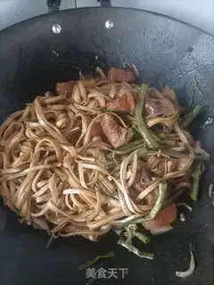 Make Bean bean horns, meat noodles step 8