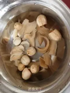 Make Silver-eared lily hoof soup step 1
