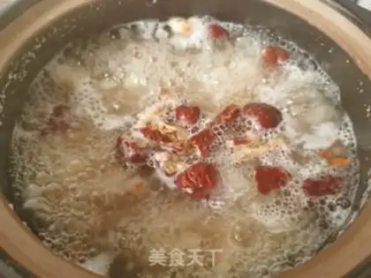Make Silver-eared lily hoof soup step 3