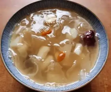 Make Silver-eared lily hoof soup step 4