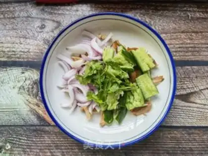 Make Dutch cucumber onion with chicken leg step 4