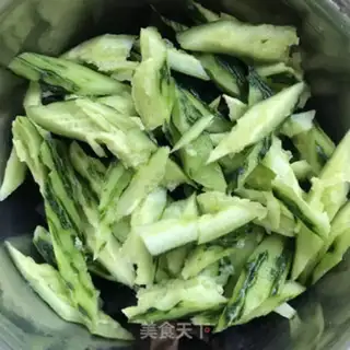 Make A cucumber-mixing ear step 4
