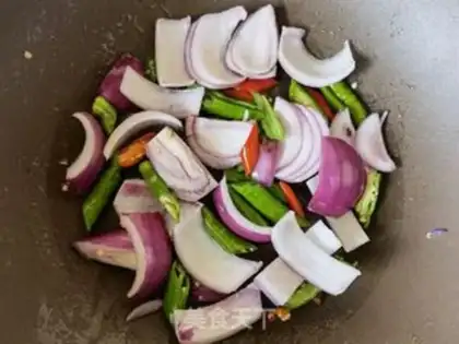 Make Cream pepper onion fried meat step 5