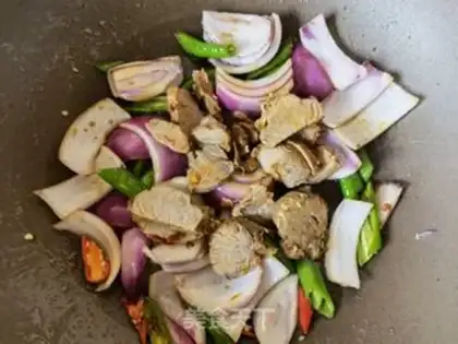 Make Cream pepper onion fried meat step 6