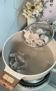 Make Pork embroidery ball soup step 1