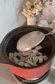 Make Pork embroidery ball soup step 2