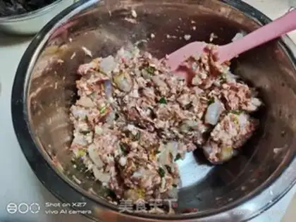 Make A meat-cray shrimp bun step 2