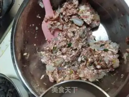 Make A meat-cray shrimp bun step 3