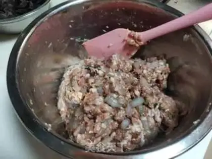 Make A meat-cray shrimp bun step 4