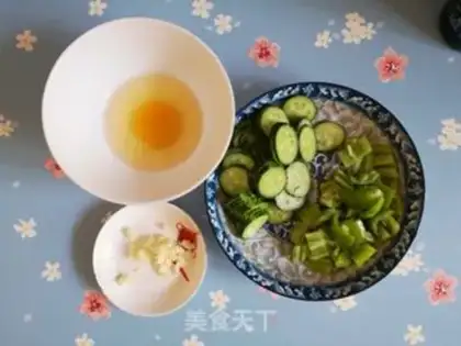 Make Pyramid cucumber fried eggs step 1