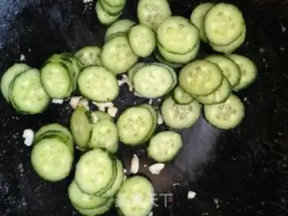 Make Pyramid cucumber fried eggs step 3