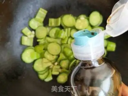 Make Pyramid cucumber fried eggs step 5