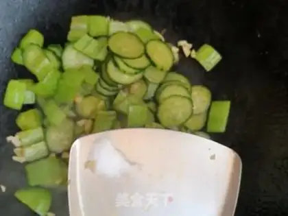 Make Pyramid cucumber fried eggs step 6