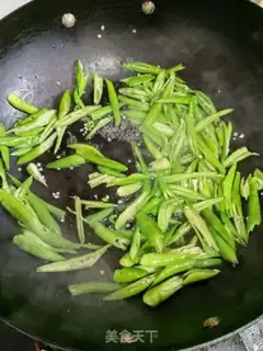 Make Peppers fried eggs step 1