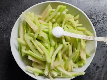 Make Eggs with watermelon peels step 3