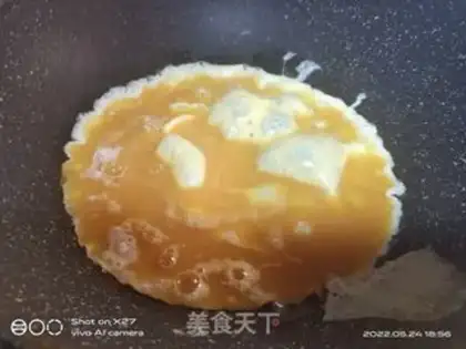 Make Tomato fried eggs step 1