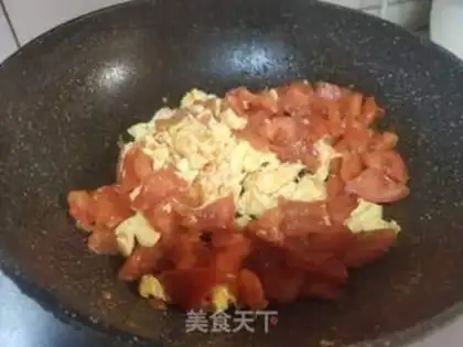 Make Tomato fried eggs step 4