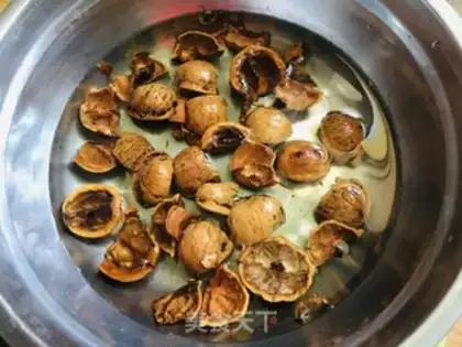 Make walnut shells boiled eggs step 1