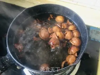 Make walnut shells boiled eggs step 2