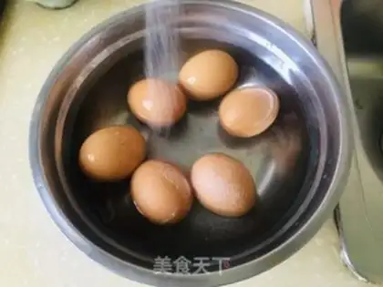 Make walnut shells boiled eggs step 3