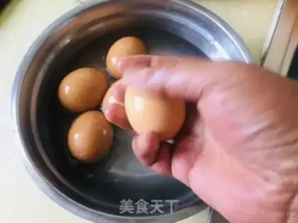 Make walnut shells boiled eggs step 4