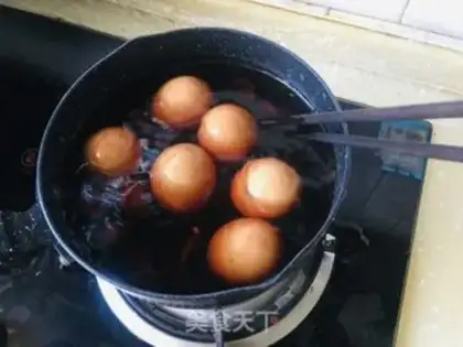 Make walnut shells boiled eggs step 5