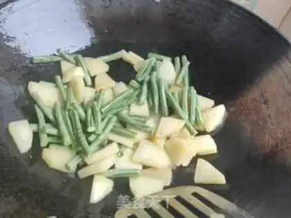 Make Bean-fruit potato ribs step 4