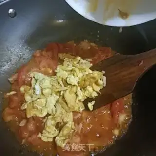 Make Tomato fried eggs step 9