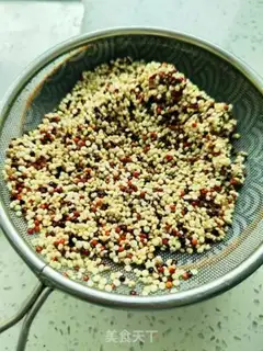 Make Three-coloured Quinoa whole wheat bun step 1