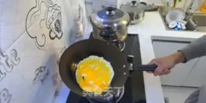 Make Onion fried eggs step 1